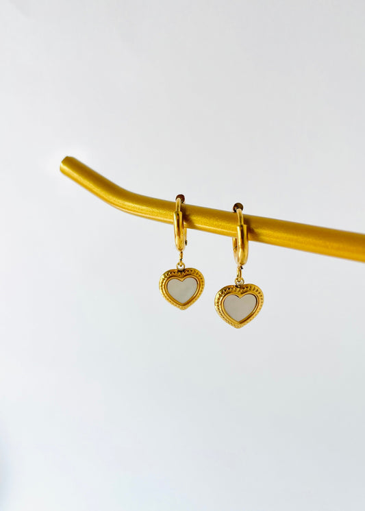 Brincos Corações com madre pérola